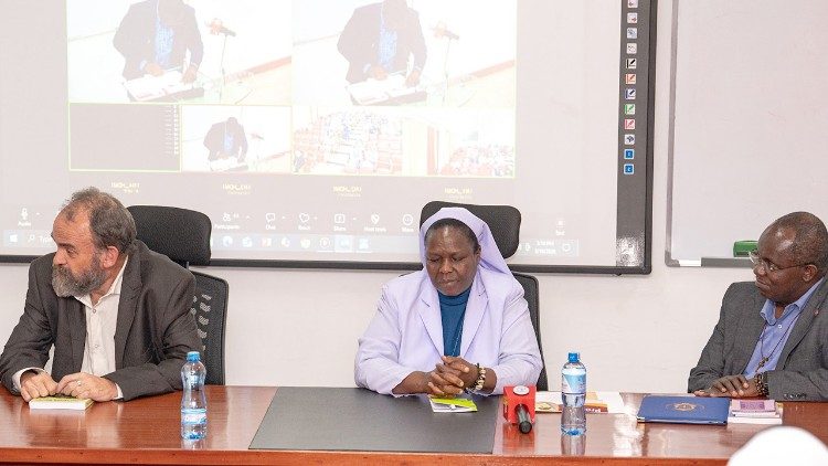 Wakati wa Uzinduzi wa Kitabu kuhusu Sinodi Afrika