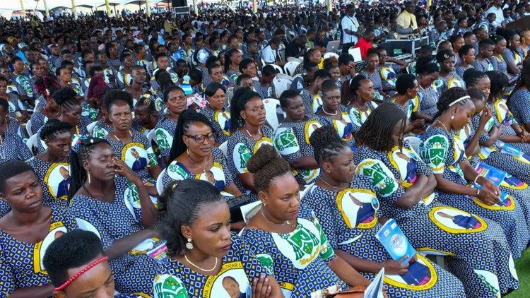 Waamini walei wakiwa katika adhimisho la Misa ya uzinduzi 