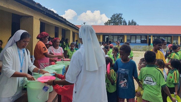 The Salesians distribute food to children in Venilale