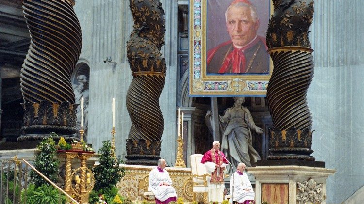 Benedetto XVI durante la celebrazione a San Pietro per la beatificazione di van Galen, il 9 ottobre 2005