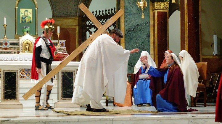 Szkoła Nowej Ewangelizacji z Tarnowskich G&oacute;r od kilku lat przedstawia Drogę Krzyżową w Wielkim poście