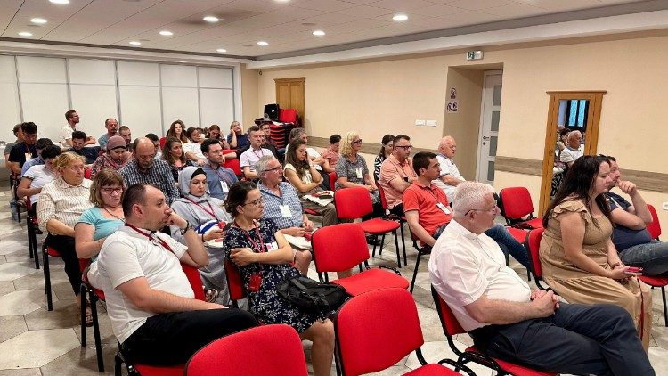 L'arcivescovo di Rijeka Mate Uzinic al centro in prima fila tra i partecipanti agli Incontri Teologici del 2025