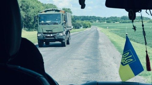 Ucraina, le cliniche mobili che sfidano bombe e neve per curare i malati al fronte