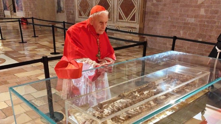 Il cardinale Simoni in preghiera dinanzi alle spoglie di San Francesco