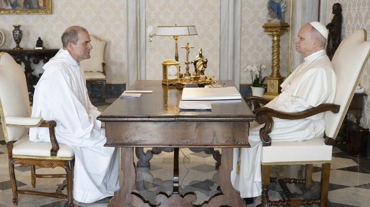 Zwei M&auml;nner in Wei&szlig; im Gespr&auml;ch