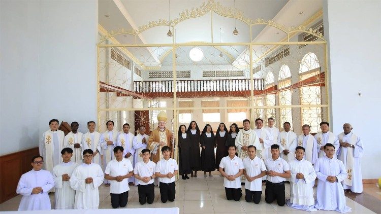 Bishop Olivier Schmitthaeusler, Apostolic Vicar of Phnom Penh, presides over the closing Mass of the Carmelite monastery in Cambodia, concelebrated with Bishop Pierre Hangly Suon and priests. Photo: Catholic Church in Cambodia