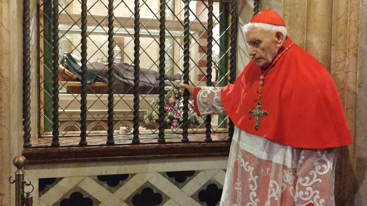 Il cardinale visita la tomba di Santa Rita 