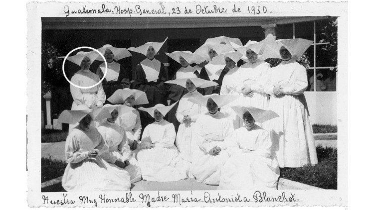 S. Samulowska na zdjęciu grupowym (archiwum Zgromadzenia Si&oacute;str Miłosierdzia Św. Wincentego &Agrave; Paulo)