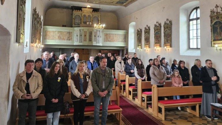 Vjernici u Župi sv. Antuna Padovanskog u Gornjem Kosinju (Foto: Gospićko-senjska biskupija)