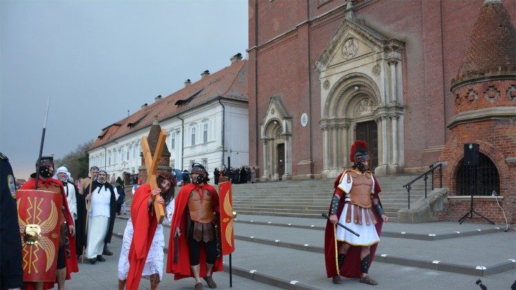 Scenski prikaz Muke Kristove u Đakovu (Foto: TUDJOS)