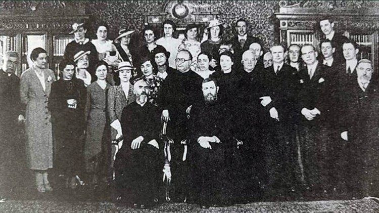 De Gasperi (a destra), in qualità di segretario del prefetto padre Albareda, in occasione della creazione cardinalizia di Giovanni Mercati e Eugène Tisserant