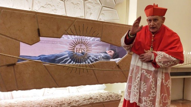 Simoni alla tomba di San Carlo Acutis