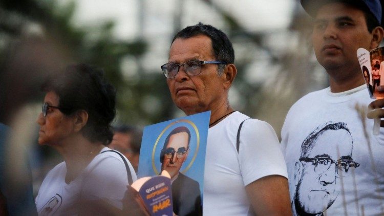 Homem carrega imagem de S&atilde;o Oscar Romero