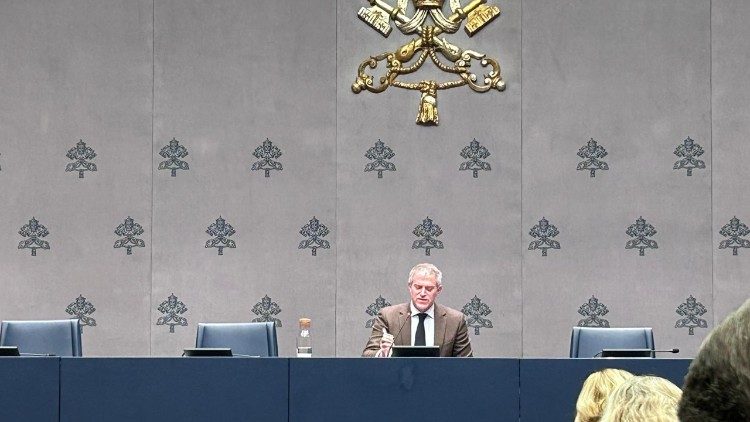 Dyrektor Biura Prasowego Stolicy Apostolskiej, Matteo Bruni, przedstawia program podr&oacute;ży Papieża.