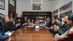 Unterschrift unter die Absichtserklärung in den Räumen von Vatican News/Radio Vatikan