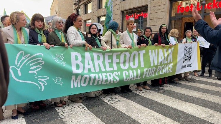 Il corteo che ha accompagnato la Barefoot Walk: Mothers’ Call for Peace