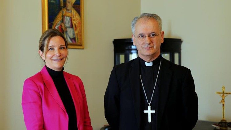 Nadbiskup Dražen Kutleša i veleposlanica Švicarske  Konfederacije Beatrice Schaer (Foto: TUZGN)