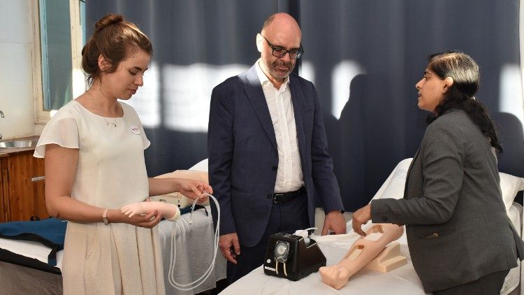 Embaixador da It&aacute;lia no Laborat&oacute;rio da UCM