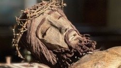 Un particolare del volto di Gesù nel Crocifisso del detenuto