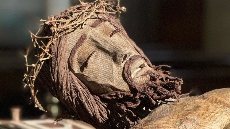 Un particolare del volto di Gesù nel Crocifisso del detenuto