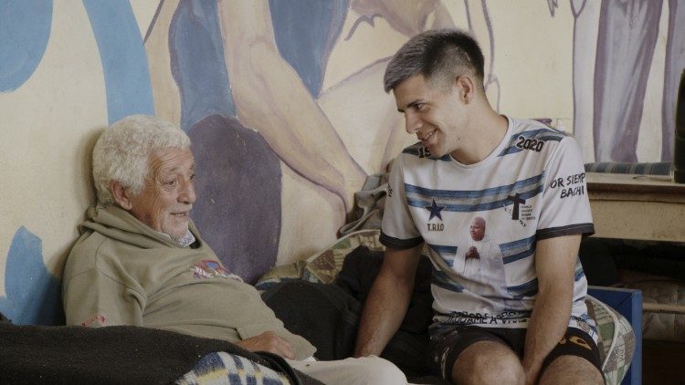 Un giovane ospite dell'Hogar de Cristo di San Jos&eacute; a La Matanza parla con un ospite pi&ugrave; anziano