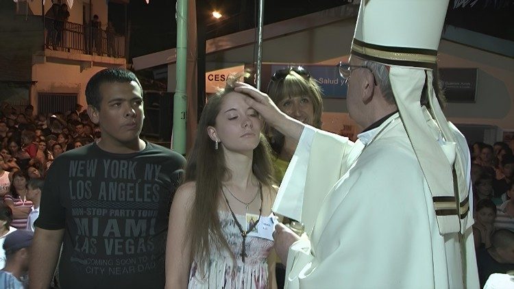 Il cardinale Jorge Mario Bergoglio celebra il Sacramento della Cresima presso la Parrocchia della Vergine dei Miracoli di Caacup&eacute; nella Villa 21-24 di Buenos Aires.