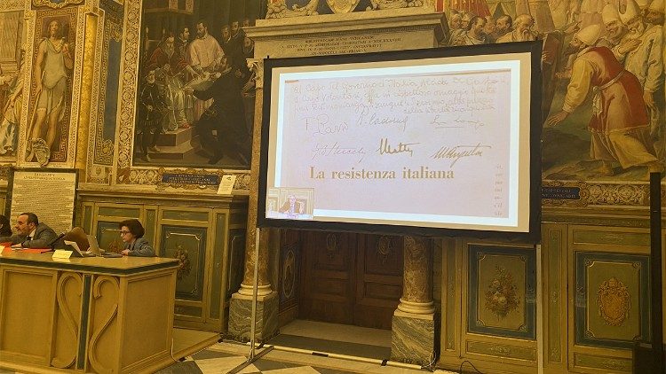 Una delle dediche nei libri della biblioteca personale di De Gasperi