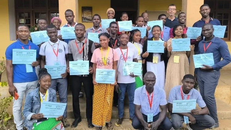 Participantes da turma 2025.2 de Animadores Laudato Si’ em Mo&ccedil;ambique, formados por meio de encontros presenciais que tornam a forma&ccedil;&atilde;o acess&iacute;vel a comunidades sem acesso &agrave; internet.