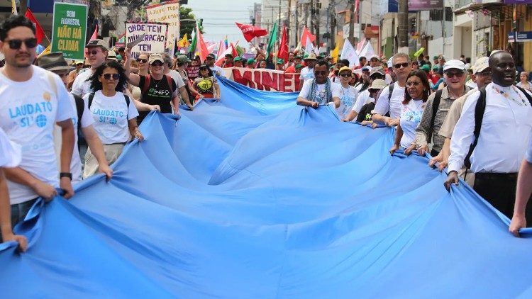 Animadores Laudato Si’ em ação de incidência profética durante a participação da Igreja Católica na COP30, Belém, Brasil, 2025. 
