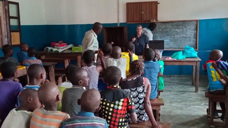 Sor Francisca en un encuentro de formaci&oacute;n con los muchachos, por Francisca S&aacute;nchez