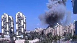 .עשן כבד מזירת פגיעת הטיל בבאר שבע (© האב פיוטר, נציגות יעקב הצדיק)