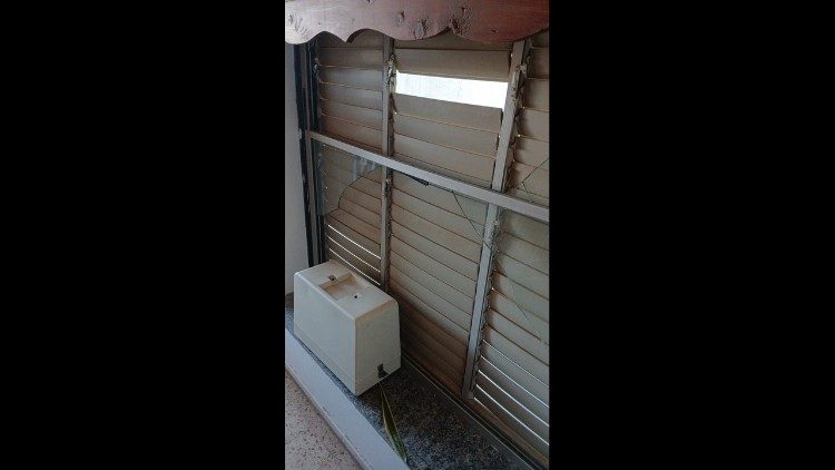 חלונות דירתה שהתנצפו כתוצאה מהדף הטיל (© האב פיוטר, נציגות יעקב הצדיק).