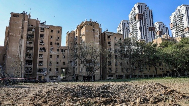 זירת פגיעת הטיל הבליסטי בבאר שבע (&copy; האב פיוטר, נציגות יעקב הצדיק).