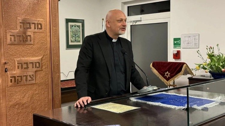 האב פיוטר זלזקו נואם בבית הכנסת הפרוגרסיבי בוורשה (&copy;האב פיוטר, נציגות יעקב הצדיק).