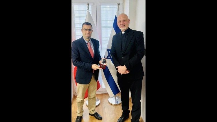 האב פיוטר זלזקו עם שגריר ישראל בפולין, יעקב ליבנה. בעת קבלת פרס "איש הפיוס". (&copy;האב פיוטר, נצגות יעקב בצדיק).