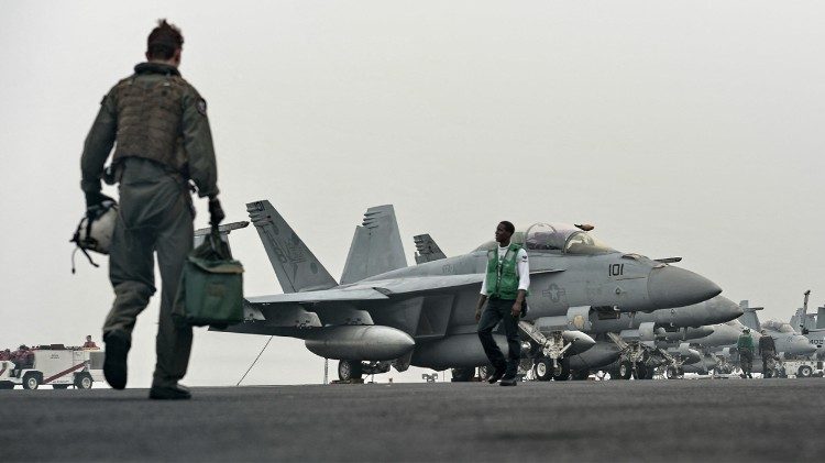 Soldati statunitensi si preparano per le operazioni militari congiunte con l'India presso lo Stretto di Malacca (AFP)