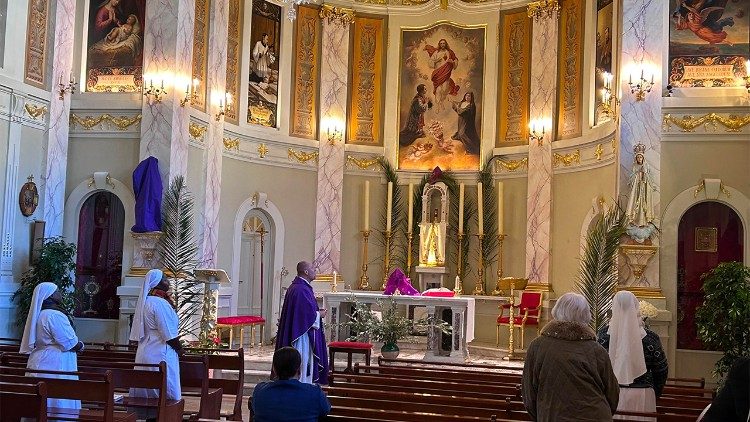 la messa mattutina nella chiesa del Sacro Cuore a Monaco