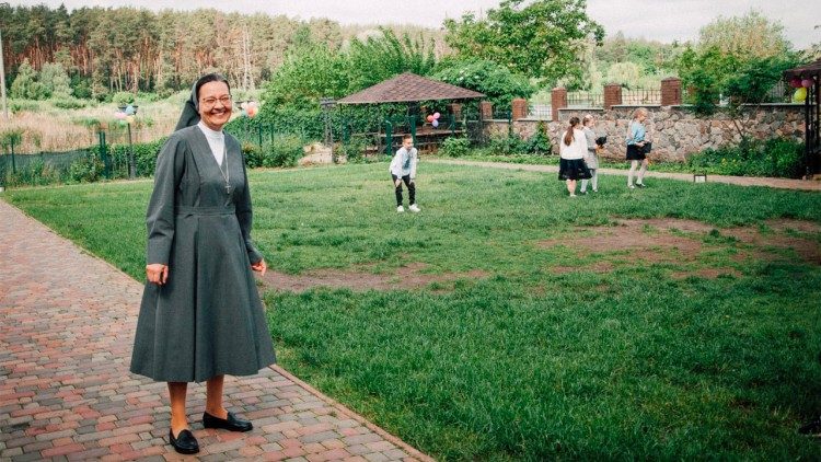 Сестра Анна Заінчковська на подвір'ї гімназії 