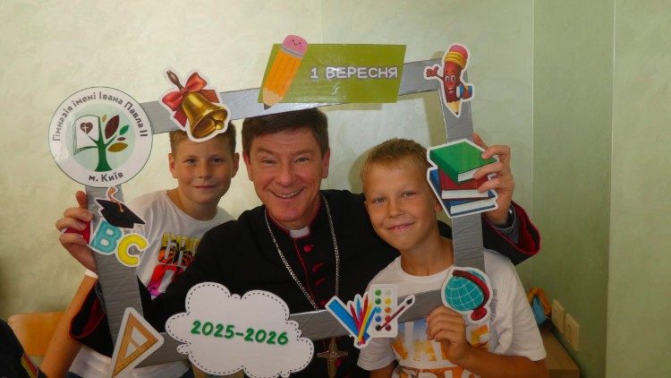 Єпископ Віталій Кривицький разом із вихованцями на святі з нагоди початку навчального року