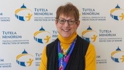 Teresa Morris Kettelkamp, dal 2018 membro della Pontificia Commissione per la Tutela dei Minori e dal 2024 segretaria aggiunta. Lascia dal 1° aprile questo incarico per motivi familiari