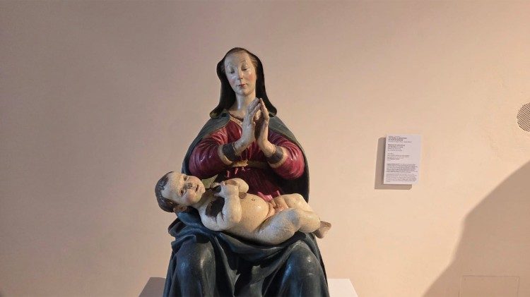Paolo Aquilano (attribuito),  Madonna in trono adorante il Bambino, 1480-1490, legno dipinto, 100 x 55 cm.