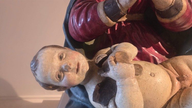 Paolo Aquilano (attribuito),  Madonna in trono adorante il Bambino (particolare) , 1480-1490, legno dipinto, 100 x 55 cm.