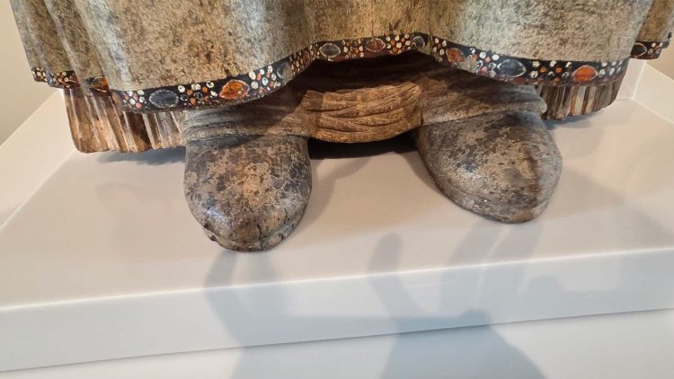 Gli zoccoli ai piedi di una Madonna. 