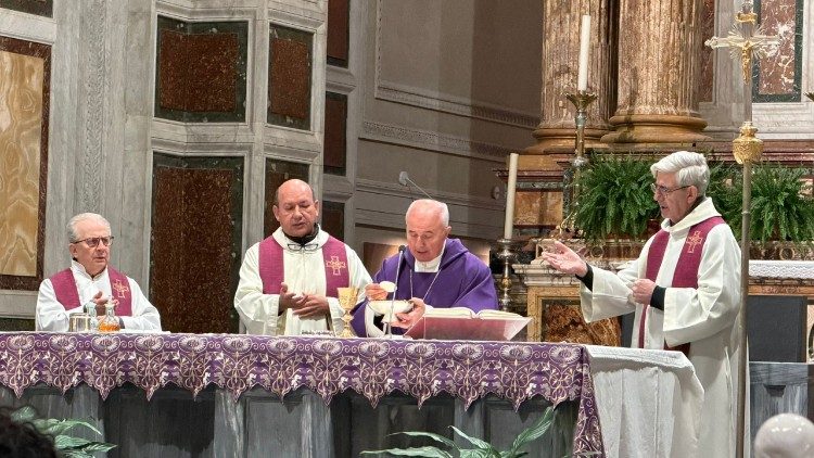 Il vescovo Di Tolve durante la messa