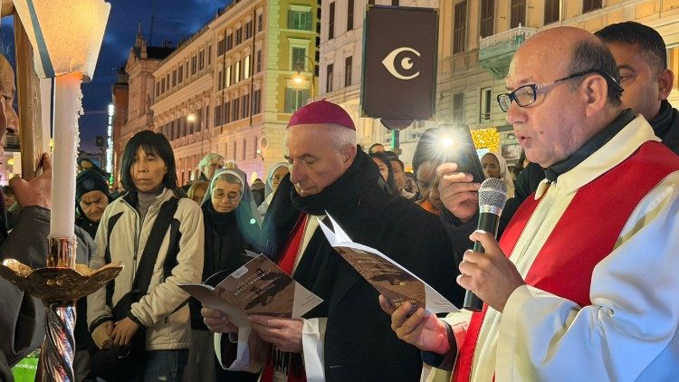 Monsignor Michele Di Tolve, vescovo ausiliare della diocesi di Roma, durante la Via Crucis