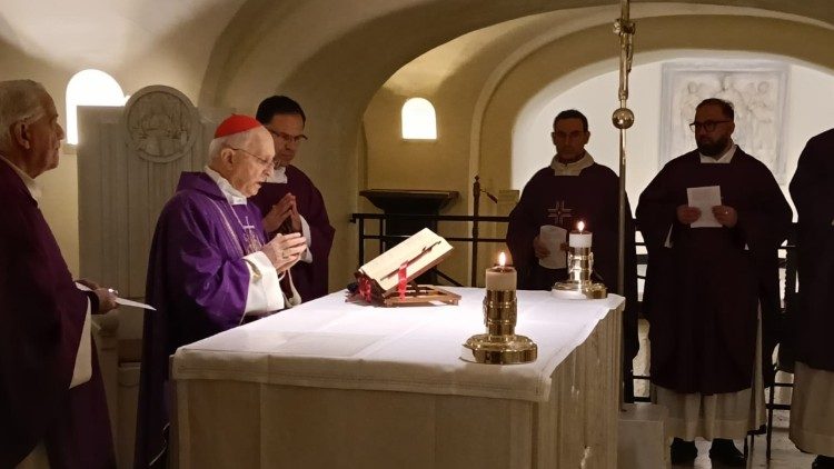 Msza św. przy grobie Benedykta XVI