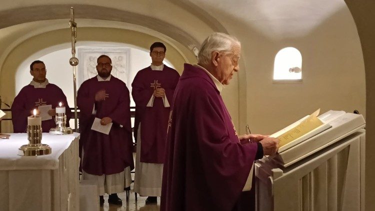 Msza św. przy grobie Benedykta XVI