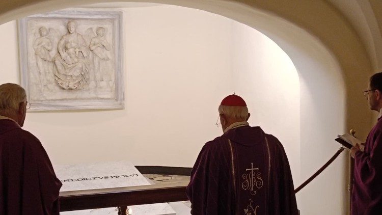 2026.03.28 Messa la tomba di Benedetto XVI