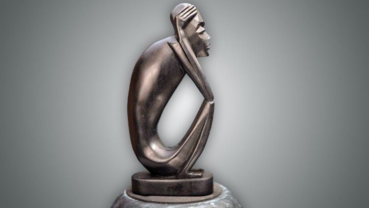 O "Pensador"  - escultura origin&aacute;ria da cultura lunda-chokwe, elevada &agrave; categoria de s&iacute;mbolo nacional.