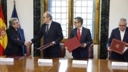 Firma del protocolo con el Defensor del Pueblo y el Gobierno para regular el reconocimiento y la reparación de víctimas (Foto CEE)